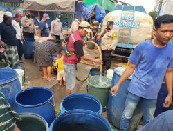 Polsek Sunda Kelapa dan Dermawan Berikan Bantuan Air Bersih Kepada Warga Muara Angke.