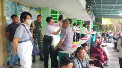 Anggota Kodim 0307/TD Bantu Baksos Kesehatan Tzu Chi Indonesia ke-140 di Kota Padang, Sumatera Barat