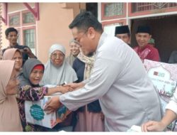 Wabup Tanah Datar, Richi Aprian Salurkan 5.000 Bingkisan Lebaran Untuk Masyarakat Di 14 Kecamatan