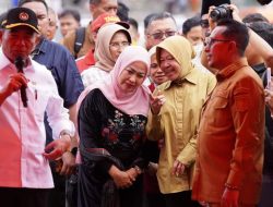 Ny. Lise Eka Putra Dampingi Mentri Sosial Serahkan Santunan Ahli Waris Korban Meninggal Bencana Banjir Bandang