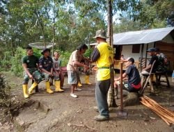 Pererat Tali silaturahmi Prajurit Satgas TMMD Ke-120 Laksanakan Anjangsana Bersama Masyarakat Setempat