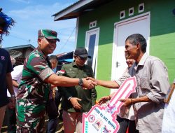 Danrem 032/WRB Serahkan Secara Simbolis RTLH Milik Ibu Neli Rismen