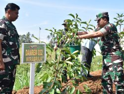 Danrem 032/WRB Tanam Pohon Di Sasaran Fisik Pembukaan Jalan Pada Penutupan TMMD Ke-120 Kodim 0307/TD