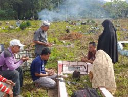 Sambut Ramadhan 1446 H, Anak Cucu Keluarga Besar Hauyah Bersihkan Pandam Pekuburan Suku Jambak Di Kasang