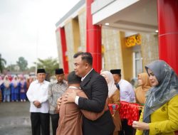 Penuh Emosional, Suasana Sutan Riska dan Istri Pamit Kepada ASN Dharmasraya