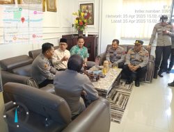 KEPSEK SMK NEGERI 9 PADANG BAPAK SYAMSUL MARDAN S.Pd.M.M. MENYAMBUT KEDATANGAN BAPAK KAPOLRESTA PADANG.AKBP.APRI WIBOWO S.I.K.M.H.