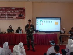 Anggota Koramil 04/LB Berikan Materi Wasbang Dan Kenakalan Remaja Pada Siswa Baru Di SMAN 2 Lintau Buo