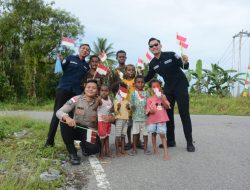 Memperingati HUT RI ke-80, Satgas Ops Damai Cartenz Ajak Anak-anak Iwaka Kenali Arti Kemerdekaan