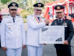 Kapolda Sumbar Irjen Pol. Gatot Tri Suryanta Terima Penghargaan di Upacara HUT ke-80 RI di Istana Gubernur