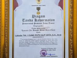 HUT Ke-80 Provinsi Jatim, Pangkoarmada II Dianugerahi Gubernur Jawa Timur “Lencana Emas Jer Basuki Mawa Beya