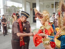 Muhibuddin Resmi Jabat Kajati Sumbar: Disambut Hangat dengan Tari Pasambahan di Ranah Minang