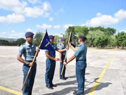 Lanudal Kupang Gelar Upacara Bendera, Serah Terima Bendera Kebersihan Mess dan Jam Komandan