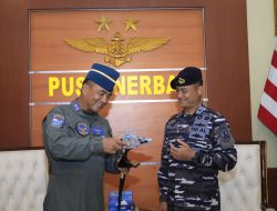 Kepala Dinas Penerangan Angkatan Laut Terima Brevet Kehormatan Penerbangan TNl AL