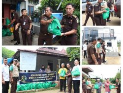 Kejati Sumbar Peduli Bencana, Asintel Efendri Eka Saputra Salurkan Bantuan Sembako di Kota Padang