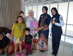Hari Ibu, KAI Divre II Sumbar Beri Kejutan Manis untuk Penumpang Perempuan