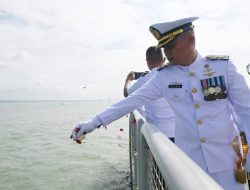 Palaksa Lanudal Juanda Ikuti Upacara Tabur Bunga di Laut dalam rangka Hari Dharma Samudra Tahun 2026
