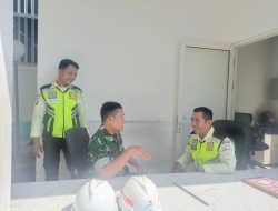 Babinsa Koramil 01 PBU Serka Iswadi Perkuat Sinergi dengan Security Pertamina di Air Tawar Barat