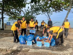 Personel Polda Sumbar Gelar Aksi Bersih-bersih di Pantai Muaro Padang