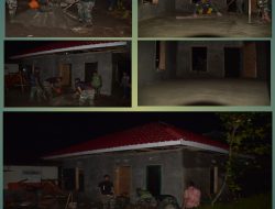 Satgas TMMD Ke-127 Kodim 0307/Tanah Datar Kejar Target, Pengerjaan RTLH Rumah Ibu Masraini Dikebut Hingga Malam Hari