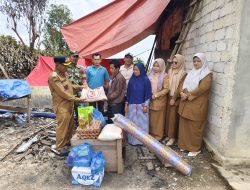 Babinsa Salimpaung Dampingi Penyaluran Bantuan untuk Korban Kebakaran di Tabek Patah