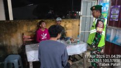 Perkuat Keamanan Wilayah, Serka Eko Babinsa Koramil 09/SLP Gelar Patroli Siskamling Bersama Tokoh Masyarakat