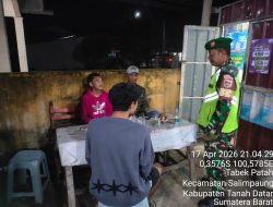 Perkuat Keamanan Wilayah, Serka Eko Babinsa Koramil 09/SLP Gelar Patroli Siskamling Bersama Tokoh Masyarakat