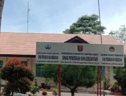 DARURAT DEMOKRASI: PEMERINTAH DAERAH GANTUNG MUKA, DINAS PENDIDIKAN MERAJA KAYA