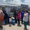 Babinsa Sertu Susgiardi Emri Koramil 03/Padang Selatan Kodim 0312/Padang Terlibat Aktif dalam Giat Pembagian Air Bersih