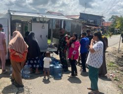 Babinsa Sertu Susgiardi Emri Koramil 03/Padang Selatan Kodim 0312/Padang Terlibat Aktif dalam Giat Pembagian Air Bersih