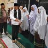 Bupati Welly Suheri Pada Safari Ramadhan Serahkan Bantuan Pada Masjid Al Amin Muaro Gondang