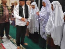 Bupati Welly Suheri Pada Safari Ramadhan Serahkan Bantuan Pada Masjid Al Amin Muaro Gondang